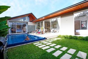 - une piscine dans l'arrière-cour d'une maison dans l'établissement Villa Sunpao, à Layan Beach