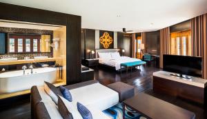 パロにあるLe Meridien Paro Riverfrontのベッドとバスタブ付きのホテルルームとベッドルーム1室が備わります。