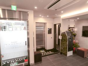 un vestíbulo de una tienda con puerta de cristal en HOTEL LiVEMAX Tokyo Kanda-Ekimae, en Tokio