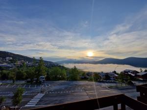 a view of a parking lot with the sun setting at Hôtel Yaka in Les Angles