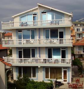ein großes weißes Haus mit einem weißen Balkon in der Unterkunft Exotic Guest House in Sozopol