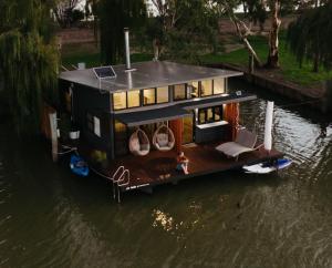 White SandsArk-imedes - Unique float home on the Murray River的相册照片