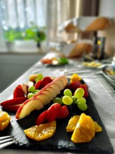 un plato de fruta con naranjas para plátanos y otras frutas en MorNight, en Spiegelau