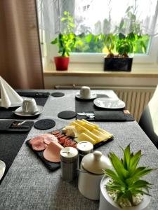 uma mesa com queijo e outros alimentos em MorNight em Spiegelau