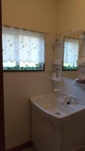 那須塩原市にあるのんびれっじ　季流　（きりゅう）のバスルーム(洗面台、鏡付)