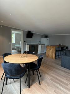 een houten tafel en stoelen in de woonkamer bij Apartment Ormestad in Uddevalla