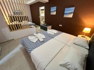 a bedroom with a large bed with towels on it at Golden days in Afantou