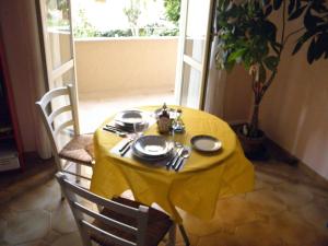 カリアリにあるAlfieri B&Bの黄色いテーブル