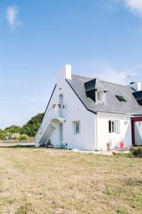 a white house with a large yard in front of it at Appartement - Plogoff Pointe du Raz in Plogoff
