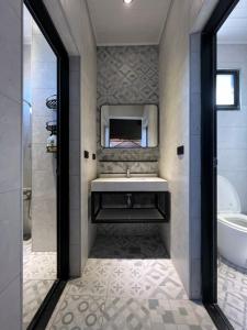 綠島鄉的住宿－初約旅宿，一间带水槽、浴缸和镜子的浴室