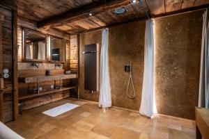 un bagno con doccia e lavandino di Wuidererhüttn, Charlet in Alleinlage mit freistehendem Saunahaus a Grosskirchheim