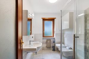 bagno con 2 lavandini e doccia di Yellow Apartment a Sarre