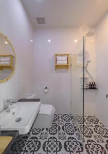 een badkamer met een wastafel en een glazen douche bij BananaHill 