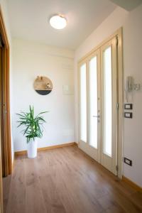 une pièce vide avec une plante en pot et une porte dans l'établissement Ca' dei Berici, à Tormeno