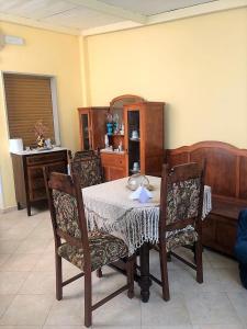 uma sala de jantar com uma mesa e duas cadeiras em Borgo Marina Vecchia Avola em Avola