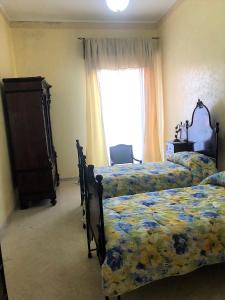 um quarto com 2 camas e uma janela em Borgo Marina Vecchia Avola em Avola