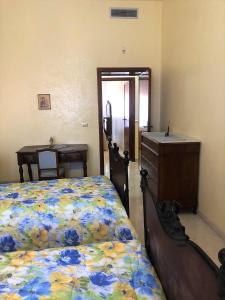um quarto com uma cama, uma cómoda e uma secretária em Borgo Marina Vecchia Avola em Avola