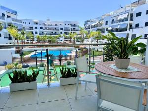 The swimming pool at or close to Aguacate Beach Apartamentos Playa Granada