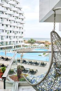 Swimmingpoolen hos eller tæt på Infinity Summer Crib Beach Resort - parking