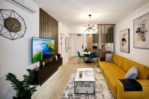 Et tv og/eller underholdning på Infinity Summer Crib Beach Resort - parking