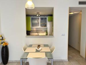 uma sala de jantar com uma mesa e uma cozinha em Fuengirola Centro Marconi em Fuengirola