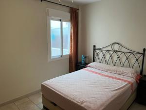 um quarto com uma cama e uma janela em Fuengirola Centro Marconi em Fuengirola