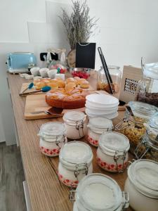 uma mesa com frascos e outros alimentos em Agritur Lavanda em Nave San Rocco