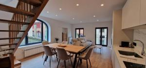 una cucina e una sala da pranzo con tavolo e sedie di Apartaments El Trèvol a Camprodon