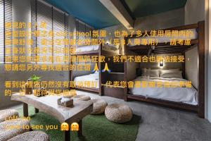 sypialnia z 2 łóżkami piętrowymi z żółtym napisem na ścianie w obiekcie Loft Inn w mieście Hengchun Old Town