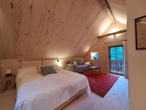 Breitenbach的住宿－Biohof Prem，一间卧室配有一张床和一个沙发