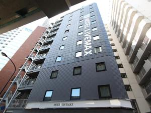 東京にあるホテルリブマックス 日本橋箱崎の大使館の言葉が書かれた高い灰色の建物