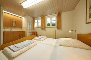 フリードリヒスハーフェンにあるGästehaus St Theresia Bodenseeのベッドルーム1室(ベッド2台、タオル付)