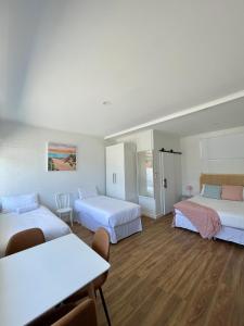 罗布Harbour View Motel的有两张床、一张桌子和几把椅子的房间