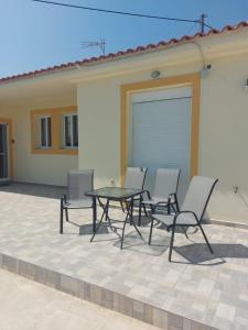 un patio avec une table et des chaises et un bâtiment dans l'établissement Nemo 1, à Xi