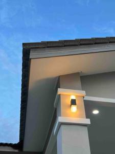 una luz en el lateral de un edificio en Majestic Homestay - Pasir Puteh, en Pasir Puteh