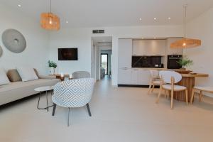 Kuchyň nebo kuchyňský kout v ubytování Melior Luxury Villas