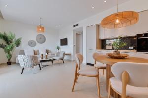 een keuken en een woonkamer met een tafel en stoelen bij Melior Luxury Villas in Mitikas