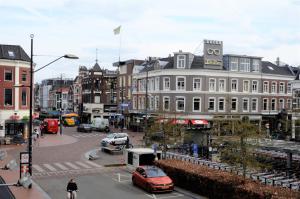 een drukke stadsstraat met auto's en gebouwen bij Apollo Hotel in Nijmegen
