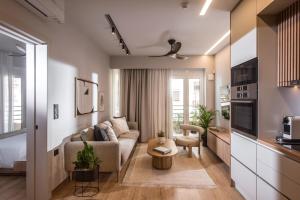 ein Wohnzimmer mit einem Sofa und einem Tisch in der Unterkunft Relaxo Collection Luxury Suites in the Heart of Heraklion in Iraklio