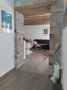 uma sala de estar com uma parede de pedra em Prime Apartment Piran em Piran