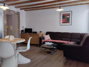 uma sala de estar com um sofá e uma mesa em Prime Apartment Piran em Piran
