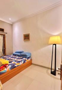 Ein Bett oder Betten in einem Zimmer der Unterkunft Vila Kusuma Estate Batu