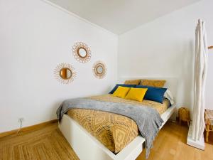 ein Schlafzimmer mit einem Bett und zwei Spiegeln an der Wand in der Unterkunft Bohemia - By BEST KEYS - Idéal Pro & Couple - Cosy - Centre Ville - SMART TV - Machine à Café Nespresso - Netflix & WiFi Fibre - Check-in Autonome - Parking Facile & Gratuit - Confort & Équipements Premium in Sens