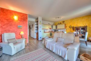 sala de estar con 2 sofás blancos y cocina en Miralago Lake View Outside Whirlpool - Happy Rentals en Ispra
