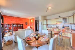 - une cuisine et une salle à manger avec une table et des chaises dans l'établissement Miralago Lake View Outside Whirlpool - Happy Rentals, à Ispra