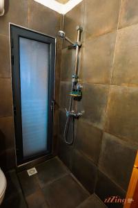 een douche met een glazen deur in de badkamer bij A magical getaway by the sea in Marsalforn