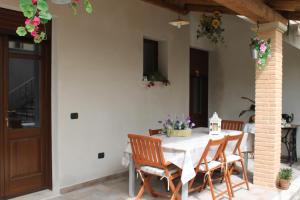 a dining room with a table and chairs at B&B la Pavoncella in Villamar