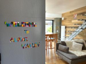 una sala de estar con una pared con una pared de lego en Alpine Valley - Appartement familial Disneyland Paris - wifi et parking inclus !, en Coutevroult