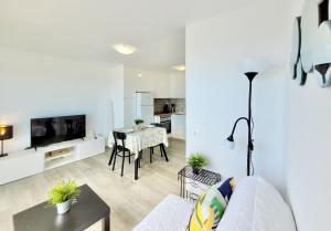Telewizja i/lub zestaw kina domowego w obiekcie Summer Breeze Penthouse