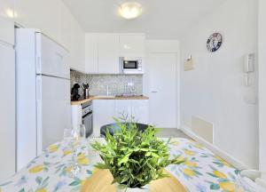 Kuchnia lub aneks kuchenny w obiekcie Summer Breeze Penthouse
